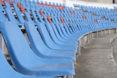Stadyumdaki koltuklar. Oditoryum stantları. Açık hava stadyumunda sıra sıra sandalyeler. Seyirci koltukları.