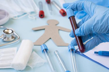 Virüs ve grip olan birinin tedavisi. Kan örneği almak için test tüpü. Virüsü tedavi edecek ilaçlar. Maske, hastalıkların korunması ve önlenmesi için, virüsün ve gribin tespiti için eşyalar.