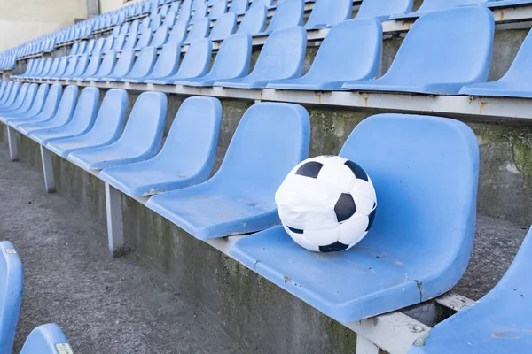 Boş Stantların Arkasında Tıbbi Maske Takmış Futbol Topu Tacın Virüslerden — Stok fotoğraf