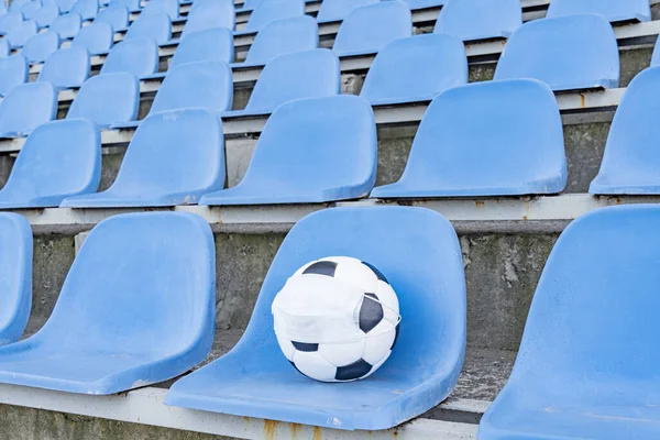 Boş Stantların Arkasında Tıbbi Maske Takmış Futbol Topu Tacın Virüslerden — Stok fotoğraf