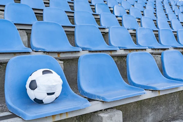 Boş Stantların Arkasında Tıbbi Maske Takmış Futbol Topu Tacın Virüslerden — Stok fotoğraf