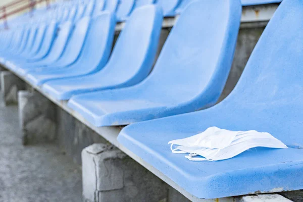 Maska Medyczna Leży Fotelu Stadionu Puste Podstawki Ochrona Korony Przed — Zdjęcie stockowe