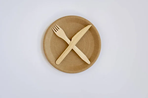 环保餐具用于食品和木制Eco刀 勺子上的轻背景和一个复制空间 Eco Food Packaging Made Recycled Kraft Paper 有利于经合组织的野餐盘 — 图库照片