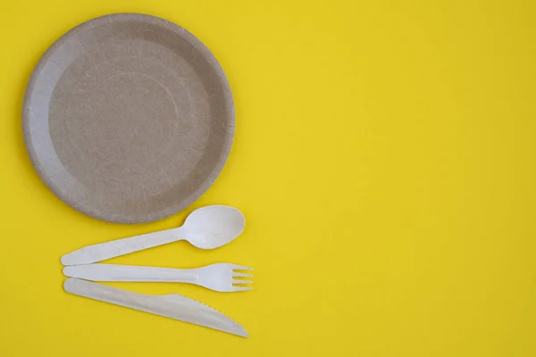 环保餐具用于食品和木制Eco刀 勺子在黄色背景和一个复制空间 Eco Food Packaging Made Recycled Kraft Paper Eco友好野餐菜 — 图库照片