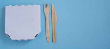 Tasarım için pizza kutusu ve mavi arka planda logo. Pizza teslimatı.