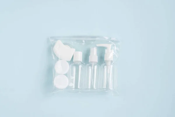 Plastbehållare Resor Som Blå Bakgrund Plastflaskor För Kräm Schampo Linsbehållare — Stockfoto