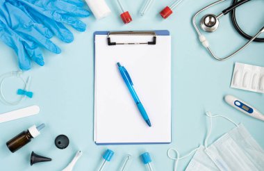 Evde kal. Kendini soyutlama. Kan örneği almak için test tüpü. Virüsü tedavi edecek ilaçlar. Maske hastalıkların korunması ve önlenmesi, virüsün ve gribin tespiti için tasarlandı..