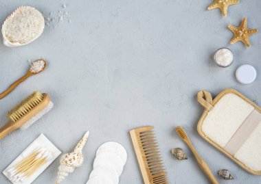 Sıfır atık banyo aksesuarı, doğal sisal fırça, ahşap tarak, deniz tuzu, vücut kremi, bambu diş fırçası, bez ve pamuk tomurcukları. Plastiksiz banyo aksesuarları. Üst görünüm, düz görünüm, kopyalama alanı