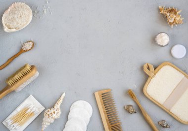 Sıfır atık banyo aksesuarı, doğal sisal fırça, ahşap tarak, deniz tuzu, vücut kremi, bambu diş fırçası, bez ve pamuk tomurcukları. Plastiksiz banyo aksesuarları. Üst görünüm, düz görünüm, kopyalama alanı