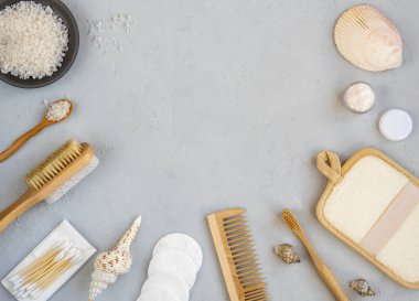 Sıfır atık banyo aksesuarı, doğal sisal fırça, ahşap tarak, deniz tuzu, vücut kremi, bambu diş fırçası, bez ve pamuk tomurcukları. Plastiksiz banyo aksesuarları. Üst görünüm, düz görünüm, kopyalama alanı