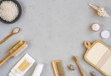  Sıfır atık banyo aksesuarı, doğal sisal fırça, ahşap tarak, deniz tuzu, vücut kremi, bambu diş fırçası, bez ve pamuk tomurcukları. Plastiksiz banyo aksesuarları. Üst görünüm, düz görünüm, kopyalama alanı