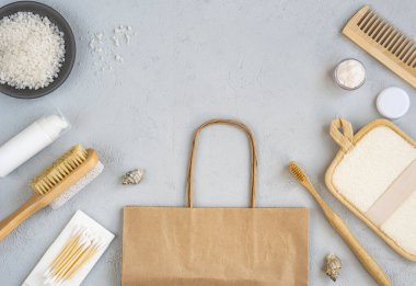 Gri arka planda çevre dostu vücut bakım ürünleri var. Sıfır atık konsepti, organik, çevre dostu alışveriş. Plastiksiz banyo aksesuarları. Üst manzara, düz uzanma.