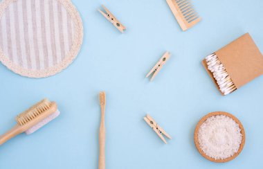 Açık mavi arka planda yıkanmak için sıfır atık. Üst manzara, düz uzanma