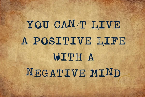 Вы не можете жить позитивной жизнью с негативным умом — стоковое фото