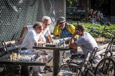 New York, Ny, Abd, 16 Mayıs 2013. Parkta satranç oynayan adam - renkli