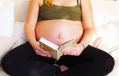 Hamile ve gündemi ellerindeydi. Kanepede oturuyordu.