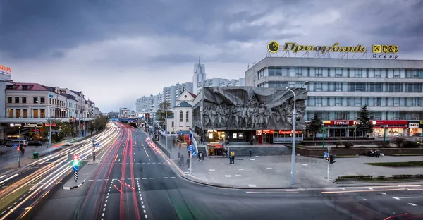 Chaussée avec lumières dans le quartier de Nemiga — Photo