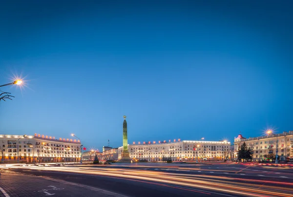 Пам'ятник з вічний вогонь на площі перемоги — стокове фото