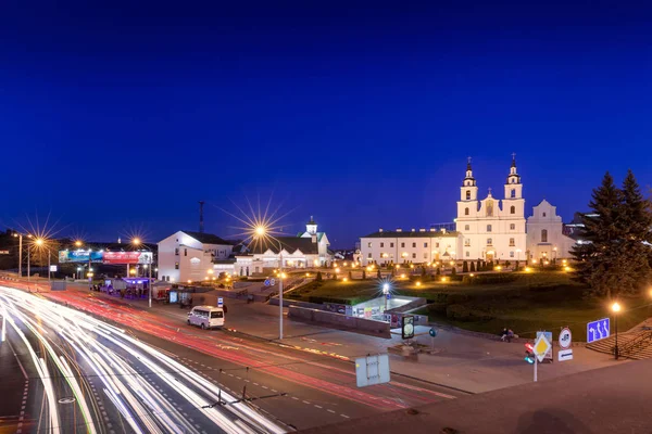 Roadway with Holy spirit cathedral — Stock Photo, Image