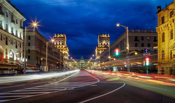 Hlavní ulice s noční světla — Stock fotografie