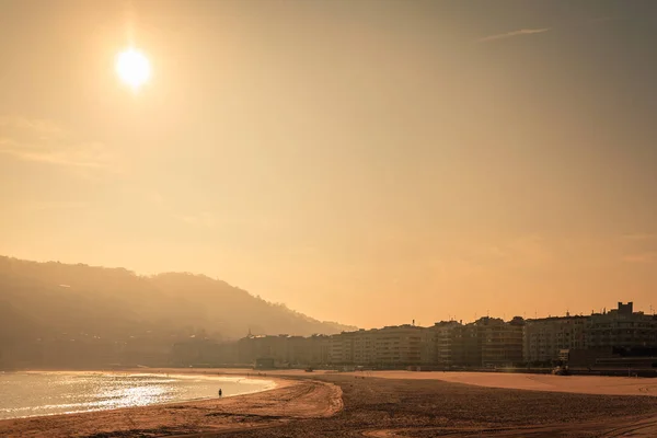 Salida del sol sobre la playa de zuriola — Foto de Stock
