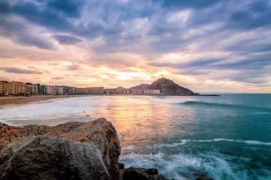Günbatımı zurriola beach üzerinde