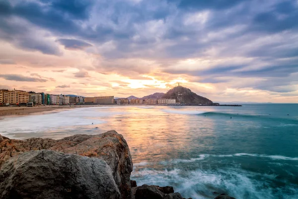 Puesta de sol sobre la playa de zurriola — Foto de Stock