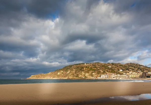 Mount Ulia från zurriola-stranden — Stockfoto