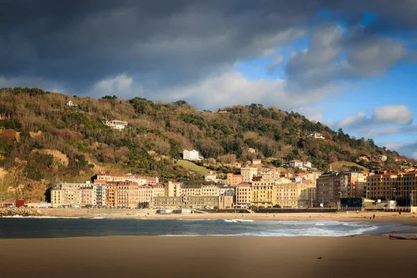 Monte Ulia desde la playa de zurriola — Foto de Stock