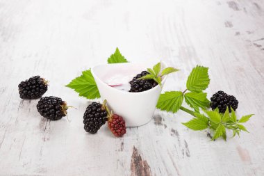 BlackBerry tatlı taze meyve ile.