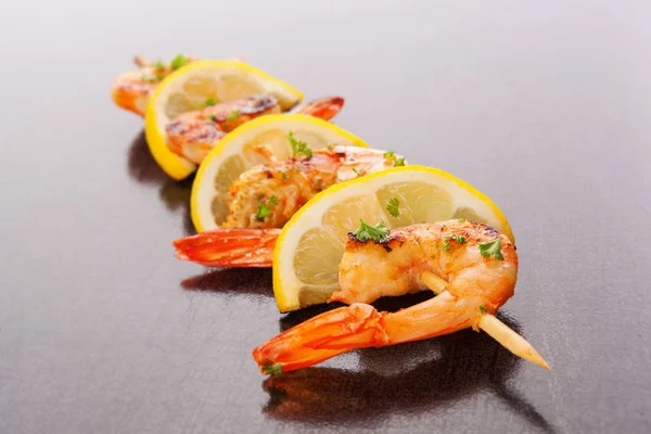 Grilled shrimps on skewer. — Stock Photo, Image