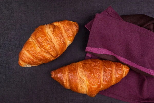 Croissant bakgrund från ovan. — Stockfoto