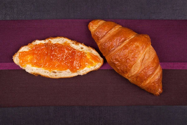 Croissant bakgrund från ovan. — Stockfoto