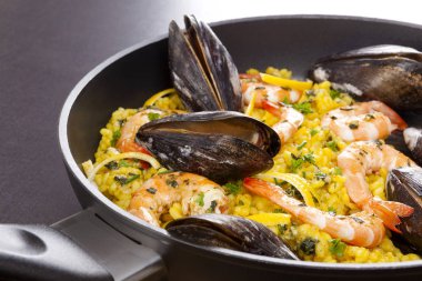 Tavada kabukları ile lezzetli paella