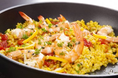 Tavada karides ile lezzetli paella 