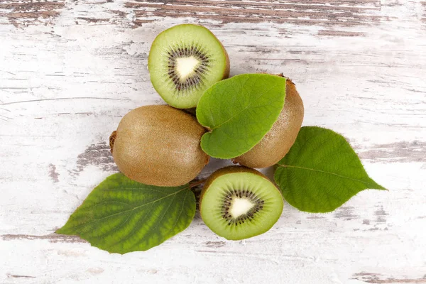 Kiwi auf Holztisch von oben — Stockfoto