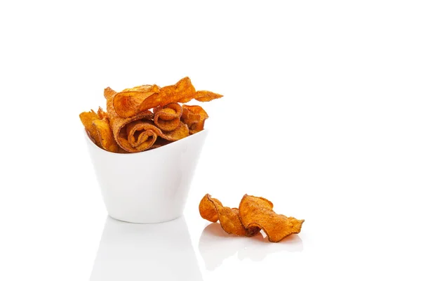 Batata chips in witte kop. — Stockfoto