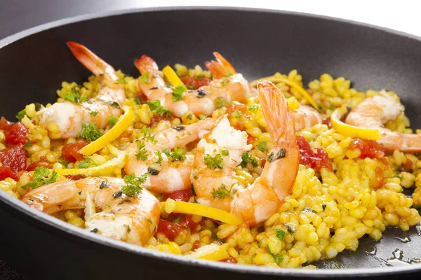 Deliziosa paella in padella con gamberetti — Foto Stock