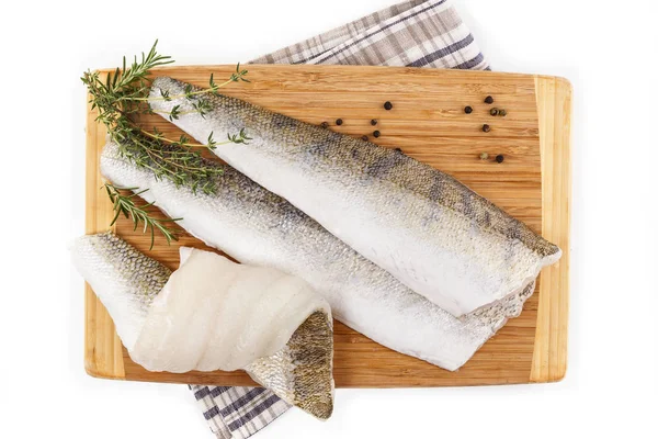 Weißer frischer Fisch isoliert auf weißem Hintergrund — Stockfoto