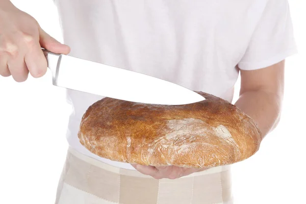 Baker drží a řezání chleba s nožem — Stock fotografie