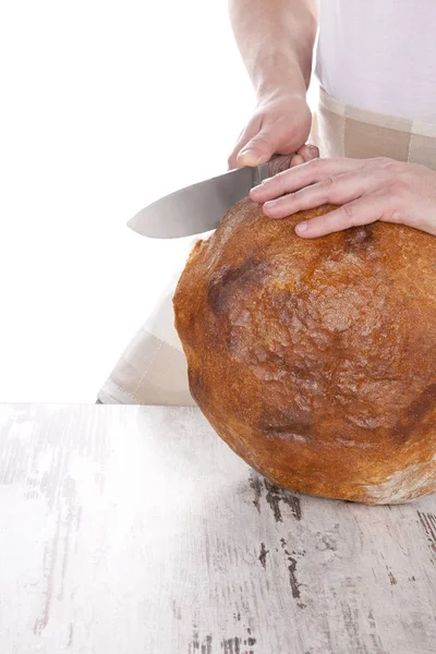 Panettiere taglio del pane . — Foto Stock