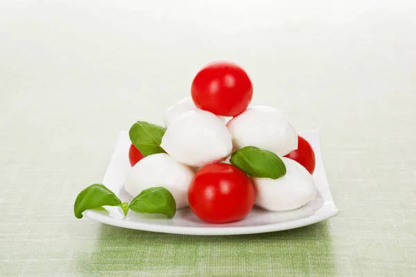 Сир Моцарелла з помідорами . — стокове фото