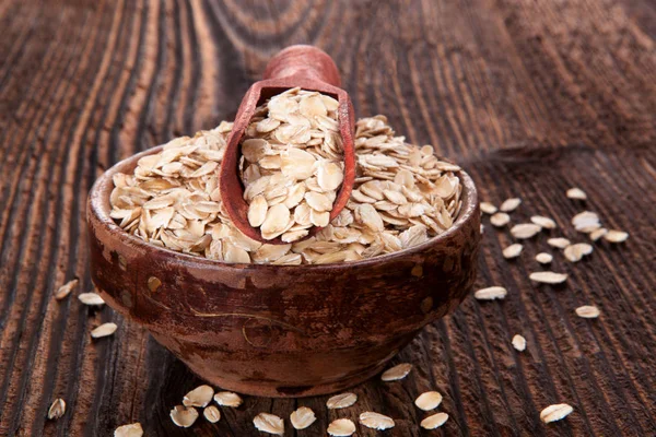 Serpih oatmeal di meja kayu . — Stok Foto