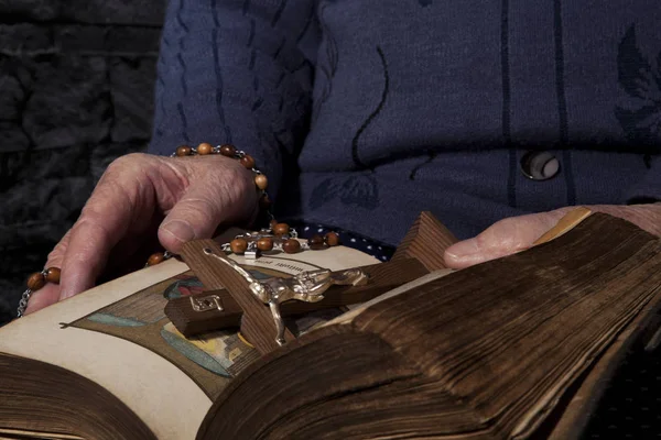 Old woman reading bible — Stock Photo, Image