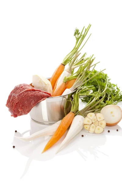 Бульон. Свежие овощи и сырое мясо . — стоковое фото