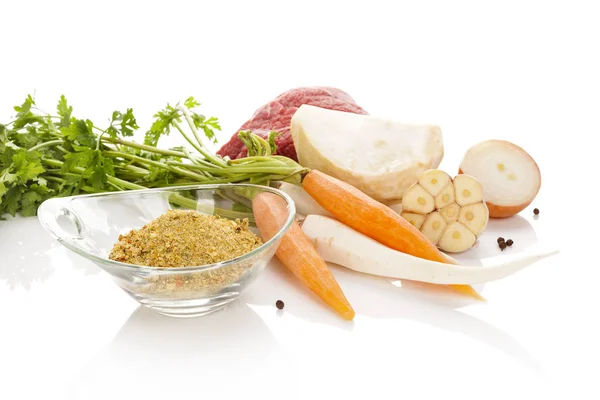 Grönsaker med kött isolerad på vit bakgrund. Soppa matlagning. — Stockfoto