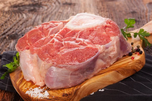 Rauwe biefstuk op houten plank. — Stockfoto
