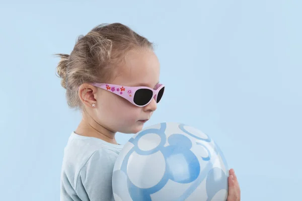 Small girl holding blue ball. — Stock Photo, Image