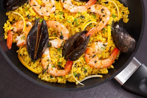 Läckra paella i stekpanna. — Stockfoto