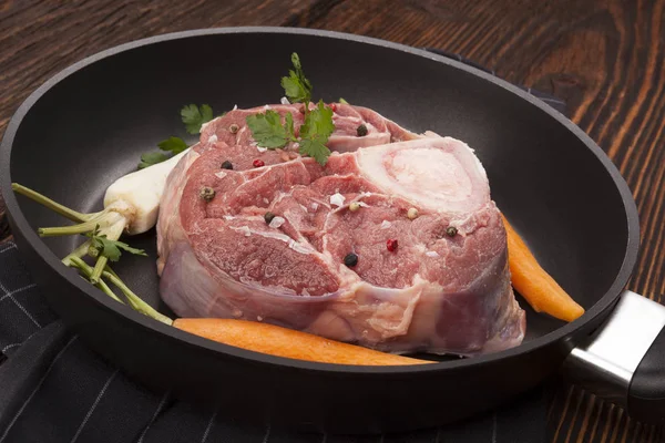 Raw meat with vegetables in pan. — Stock Photo, Image